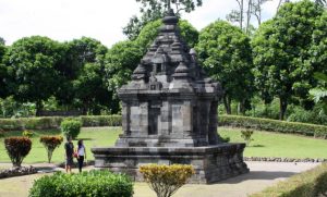 Candi Gebang Mungil Dengan Pemandangan Menawan  Di Sleman