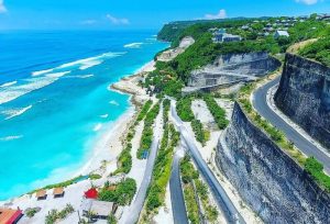 Pantai Melasti Unik Dengan Panorama Menawan  Di Bali