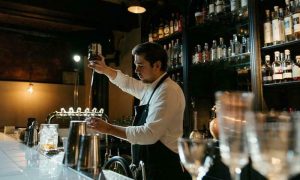 Apa Itu Bartender? Pengertian, Peran, Peralatan, Dan Kisaran Gajinya