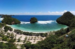 Pantai Teluk Asmara: Harga Tiket, Daya Tarik, Dan Fasilitasnya